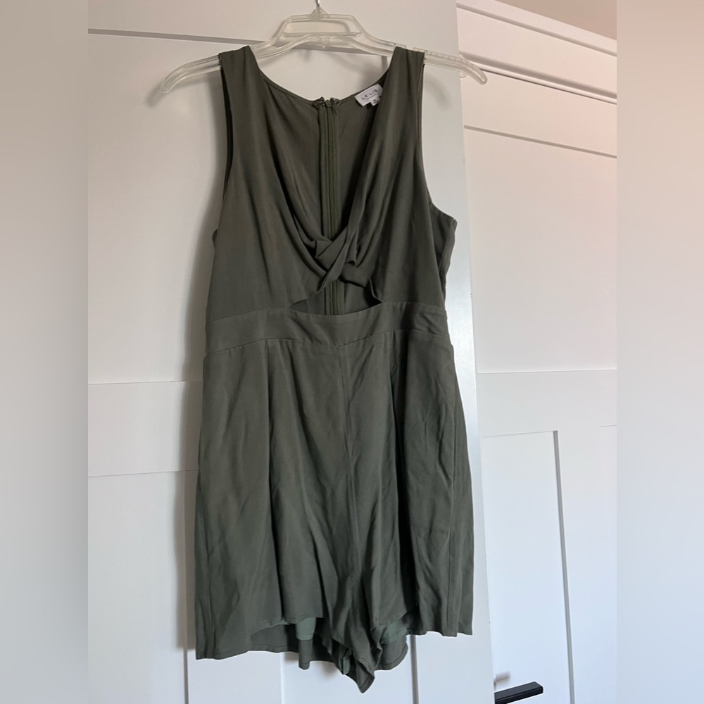 Le lis Romper with cutout size medium. Pockets, low cut.